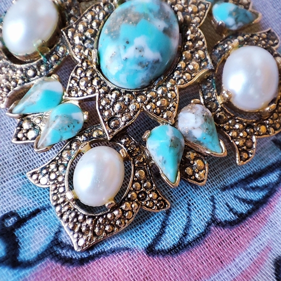 Sarah Coventry Faux Pearl and Turquoise Gold Tone Signed Vintage Brooch EUC - Picture 6 of 7